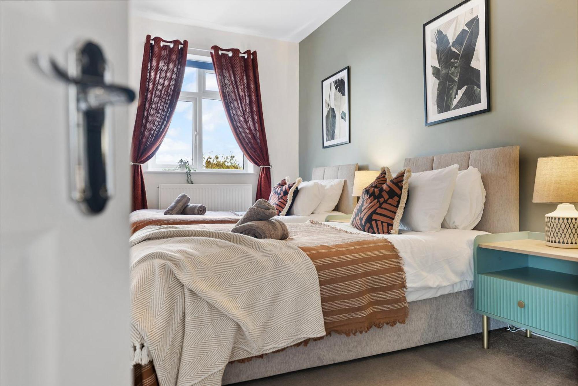 Long Term And Summer Special Offer! 5-Bedroom Spacious, Stunning Design, Sociable Areas & Cosy House Near South Downs Park, Sleeps 11 With Games Room, Private Parking And Garden- By Blue Puffin Stays Waterlooville Ngoại thất bức ảnh